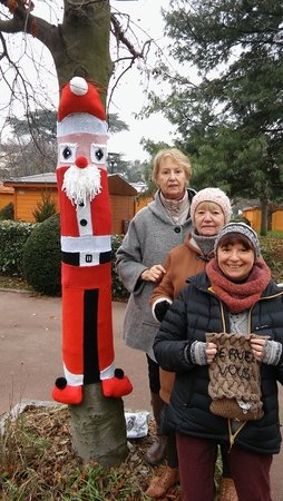Accrochage du Père Noël à l'occasion du marché de Noël. Yvonne, Stella, Françoise\\n\\n30/01/2017 14:59
